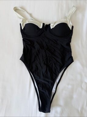 Black & White Underwire One-Piece Swimsuit S